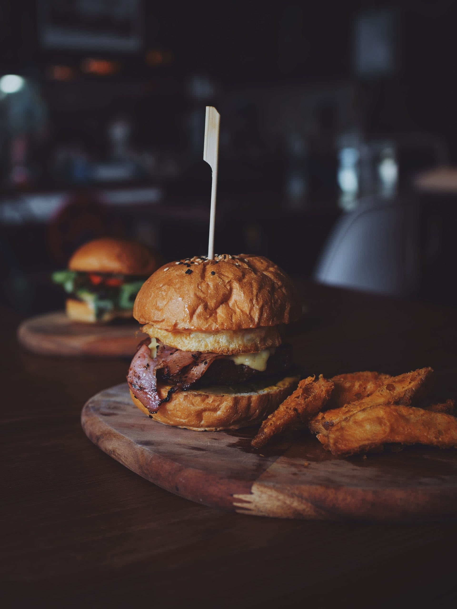 burger-on-brown-wooden-tray-1108117